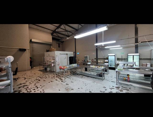 479M² WAREHOUSE TO LET IN STIKLAND INDUSTRIAL